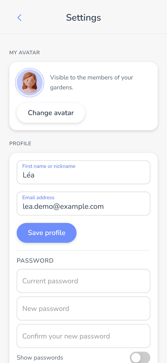Famileaf screenshot: a simple settings screen, with the daily reminder time and active households.